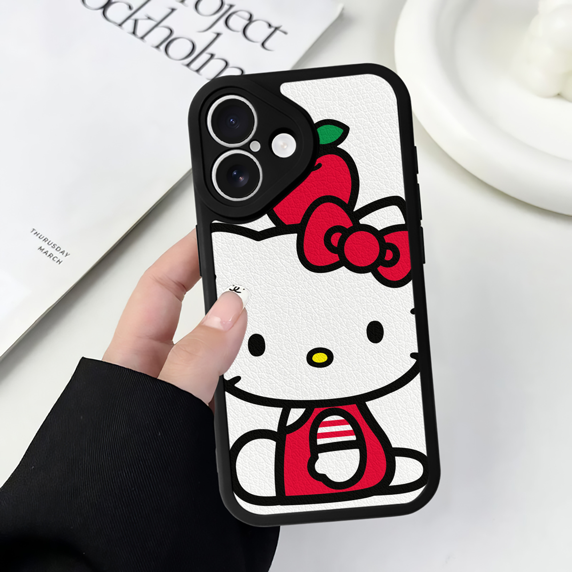 （画像用） Hello Kitty ハローキティ 【iPhone 16シリーズ対応】シリコンスマホケース（レザー調） 材質：シリコン